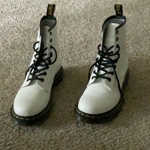 WHITE DOC MARTENS